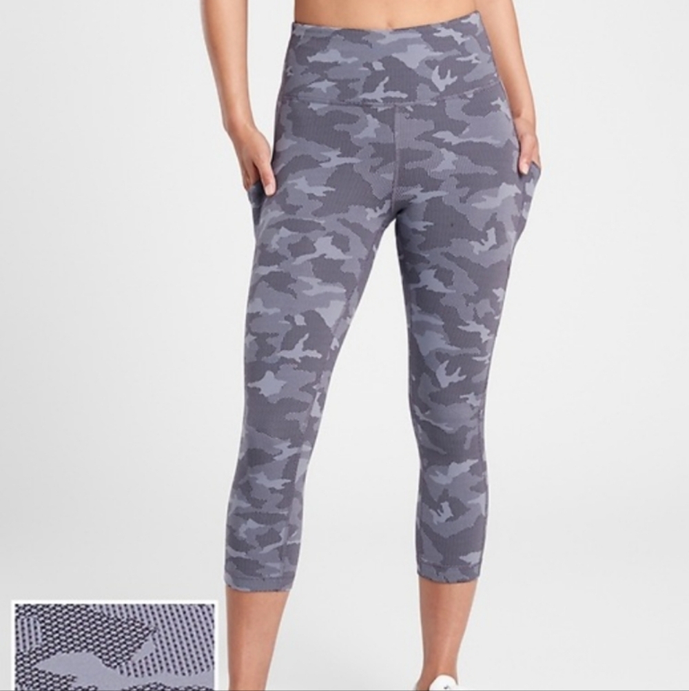 Athleta Ultimate Stash Pocket Camo Capri Leggings Womens M Gray Textured